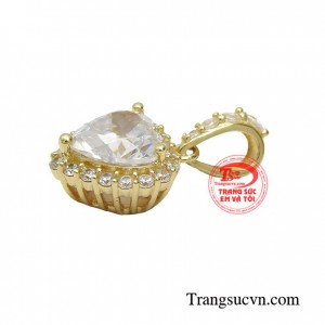 Không chỉ là phụ kiện giúp chị em tôn lên sự sang trọng, quý phái mà còn thể hiện tình cảm yêu thương, trân trọng từ người tặng