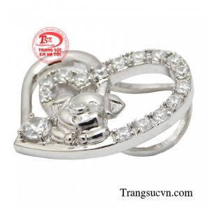 Sự duyên dáng thuần khiết của chiếc mặt dây gợi đến hình ảnh của một thiếu nữ tràn đầy năng lượng mà bất cứ chị em nào cũng phải mong ước.