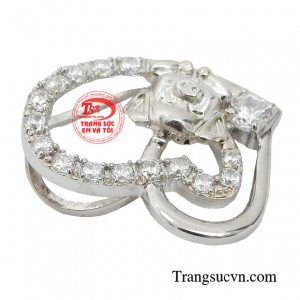 Bạn nên sở hữu cho mình chiếc mặt dây chuyền để giúp tăng thêm sự tự tin và tỏa sáng.  