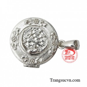 Chiếc mặt dây với vàng trắng 10k với thiết kế tỉ mỉ và mới mẻ, độc đáo