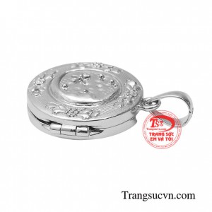 Với mặt dây chuyền vàng trắng sẽ giúp bạn có một vẻ diện mạo hoàn mỹ hơn trong mắt mọi người