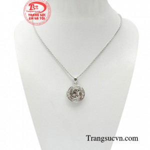 Bộ dây chuyền ước hẹn như làn gió mới tỏa sáng đầy tự tin, sẵn sàng đưa bạn trở thành tâm điểm của sự chú ý