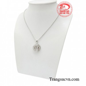 Bộ dây chuyền sẽ là món phụ kiện giúp chị em được nổi bật và tự tin hơn