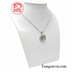 Sản phẩm có thiết kế độc đáo tạo điểm nổi bật giúp người sở hữu trở nên thu hút và quyến rũ