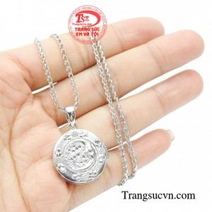 Sản phẩm có thiết kế độc đáo tạo điểm nổi bật giúp người sở hữu trở nên thu hút và quyến rũ