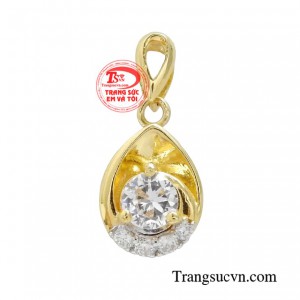 Mặt dây vàng tây thanh tú là món quà tinh thần không thể thiếu đối với chị em phụ nữ. 