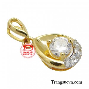 Chẳng những vậy chiếc mặt dây còn giúp bộ trang phục của bạn trở nên cao cấp hiện đại hơn. 