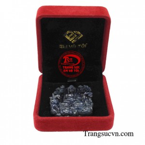 Đeo mặt dây có khắc hình phật Adida với mong muốn cầu sự an bình, sức khỏe, tai qua nạn khỏi