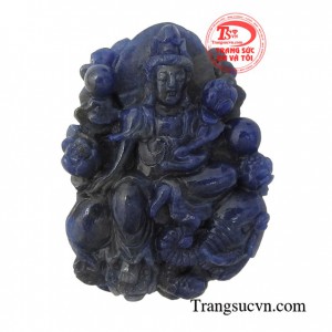 Mặt sapphire Phật bản mệnh được chạm khắc sắc nét, tỉ mỉ tạo nên một sản phẩm vô cùng hoàn hảo