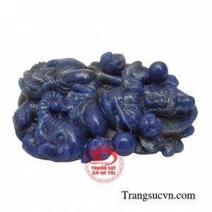 Mặt sapphire Phật bản mệnh được chạm khắc sắc nét, tỉ mỉ tạo nên một sản phẩm vô cùng hoàn hảo