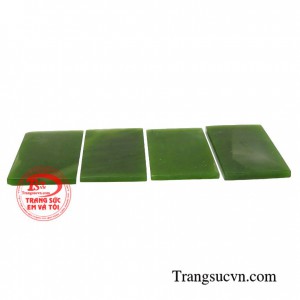 Ngọc nephrite may mắn phù hợp bọc vàng hoặc bạc làm mặt dây chuyền sang trọng và tinh tế