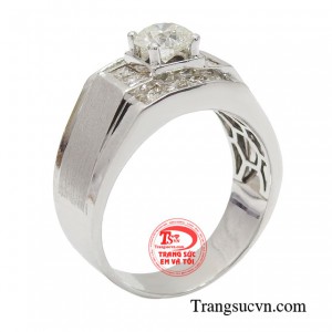Nhẫn nam kim cương bản lĩnh mang vẻ đẹp tinh tế, thời thượng giúp phái mạnh thể hiện vẻ lịch lãm, nam tính và khẳng định đẳng cấp của riêng mình.