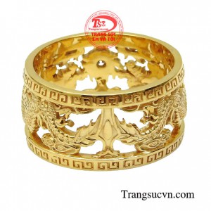 Nhẫn nam song long chầu nguyệt là biểu tượng của uy quyền và sức mạnh, tượng trưng cho sự phồn vinh viên mãn