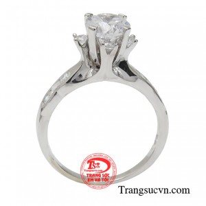 Thấu hiểu được sức hút của món trang sức này với từng đường nét mềm mại từ chất liệu vàng trắng 18k mang đến cho chị em một vẻ đẹp vượt thời gian, vừa dịu dàng mà lại vô cùng cá tính.