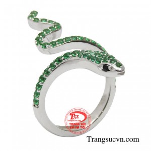 Nhẫn nữ rắn trắng phong cách được xem là loại trang sức phong thủy được nhiều người yêu thích. 