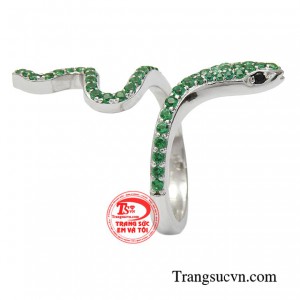 Món trang sức được gia công rất tỉ mỉ tạo nên một vẻ đẹp hoàn hảo không tì vết. 