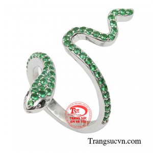 Chiếc nhẫn được tạo hình bởi hình rắn uốn lượn mềm mại, sản phẩm chạm khắc nạm đá một cách rất ấn tượng. 