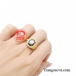 Nhẫn nữ sapphire sao là biểu tượng cho sự thịnh vượng, giàu có và bình an nên càng được nhiều người lựa chọn đeo bên mình