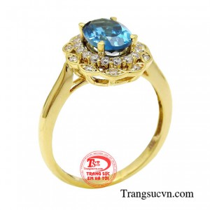 Nhẫn nữ topaz thời thượng giúp chị em có một đôi tay mềm mại thướt tha lại vô cùng nữ tính và duyên dáng.