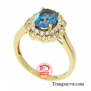 Đâu cần diện những bộ trang phục phô trương mà chỉ cần một chiếc nhẫn đá quý đẳng cấp hợp mệnh cũng đủ giúp bản thân khéo léo phô diễm được vẻ đẹp của chính mình.