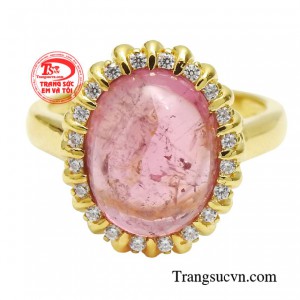 Từ chất liệu vàng đến viên đá chủ Tourmaline được thiết kế, sắp đặt, xử lý một cách khéo léo. 