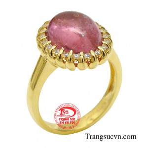 Nhẫn nữ tourmaline quý phái luôn tạo được sức hút bởi những điểm nhấn được kết đá tinh xảo.