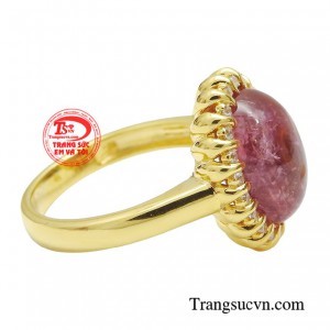 Sẽ thật là thiếu sót nếu như bộ trang phục thiếu đi món trang sức lấp lánh này. 