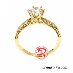 Nhẫn nữ yêu kiều thiết kế theo phong cách đơn giản, thanh lịch, gam màu vàng thuần sắc góp phần mang đến sự sang trọng cho vẻ ngoài của bạn