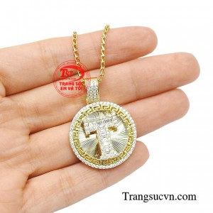 Bộ dây chuyền thời trang được thiết kế theo phong cách cá tính nhưng cũng toát lên phong thái tự tin, chuyên nghiệp cho người phụ nữ.