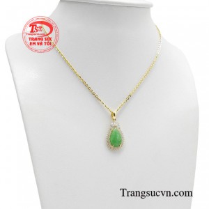 Thiết kế tinh tế hài hòa giúp bộ trang sức lấp lánh hơn khi kết hợp cùng ngọc cẩm thạch.