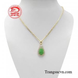 Bộ mặt dây cẩm thạch duyên dáng tạo nên điểm nhấn độc đáo cho trang phục của bạn. 