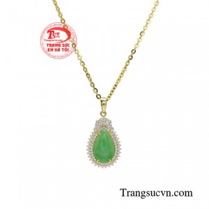 Bộ dây chuyền cẩm thạch duyên dáng lưu giữ vẻ đẹp cùng thời gian. 