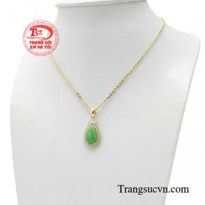 Qua đó, thể hiện tính thẩm mỹ, sự tinh tế và quan niệm riêng về cái đẹp của người đeo.