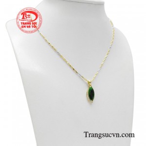  Do đó, sử dụng bộ dây chuyền cẩm thạch cũng đồng nghĩa sẽ có được nhiều may mắn, an yên trong cuộc sống. 