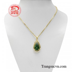 Bộ mặt dây cẩm thạch sang trọng được sử dụng chất liệu vàng cao cấp cùng sắc xanh ngọc tinh tế từ đá Cẩm Thạch