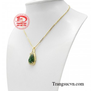 Khi kết hợp cùng dây chuyền, đây sẽ là bộ đôi tôn vinh nhan sắc mỹ miều của nàng. 