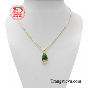 Bộ mặt dây cẩm thạch thời thượng có màu xanh ngọc thanh mát, dịu nhẹ khiến bất cứ ai cũng bị thu hút