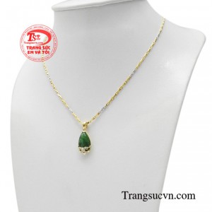 Nếu chỉ mang đến vẻ đẹp sang trọng thôi chưa đủ khẳng định giá trị tuyệt hảo của bộ dây chuyền cẩm thạch.