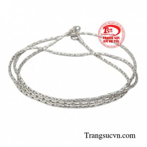 Dây chuyền duyên dáng giúp mọi cô gái khẳng định bản thân, thoát khỏi những chuẩn mực bó buộc về cái đẹp