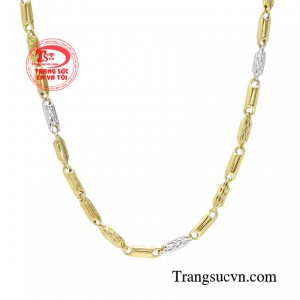 Chính vì thế nam giới tìm đến sự trợ giúp của những chiếc dây chuyền lấp lánh để nâng tầm phong cách.