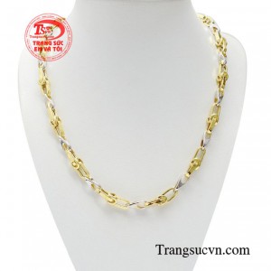 Dây chuyền nam thời trang phong độ góp phần thay đổi diện mạo của các quý ông trông thật lịch lãm, tinh tế nhưng cũng đầy phóng khoáng và năng động. 