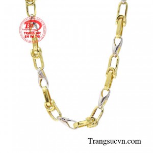 Thay vào đó là những chi tiết tinh tế hơn với chất liệu vàng 18k được đánh bóng tinh xảo. 