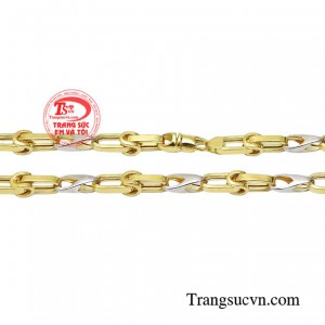 Chiếc dây chuyền vừa trẻ trung, thời thượng vừa đem đến làn gió mới cho phong cách của phái mạnh. 