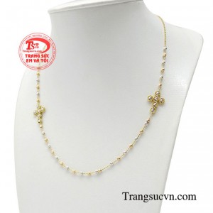 Chiếc dây chuyền làm nên một tổng thể hài hòa với kiểu dáng buông dài, kết hợp họa tiết thánh giá chạm khắc phay bắt sáng.