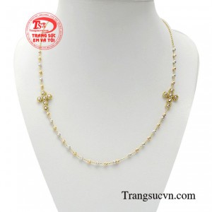 Dây chuyền nữ thánh giá là xu hướng thời trang mới nhất.