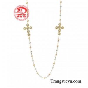 Một thoáng kiêu sa hiện diện song song cùng với một chút đằm thắm. 