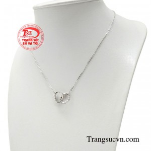 Chiếc dây chuyền mang đến những cung bậc cảm xúc trong tình yêu, sống chậm lại và nghĩ về nhau nhiều hơn. 