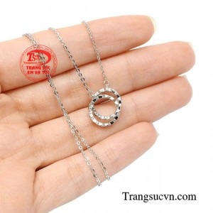 Một sợi dây chuyền truyền tải thông điệp tình yêu.