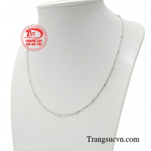 Nếu bạn muốn bản thân trở nên thu hút và đặc biệt hơn hãy chọn cho mình một chiếc dây chuyền khoe trọn bờ vai quyến rũ. 