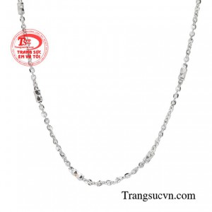 Lựa chọn lối trang sức tối giản để mang lại vẻ ngoài tươi trẻ. 